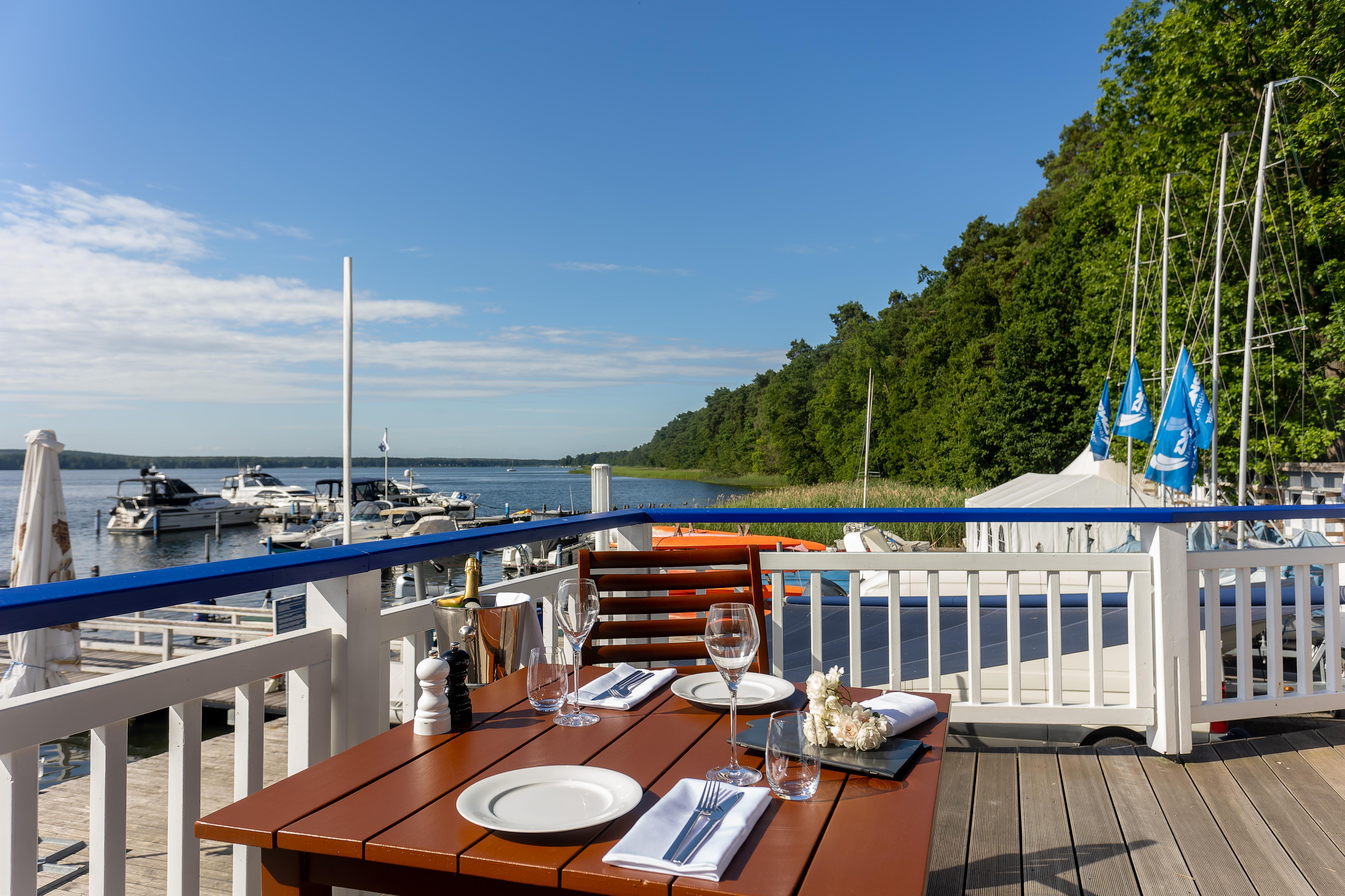 Precise Resort 巴特萨罗皮斯库夫 外观 照片 Restaurant on the pier