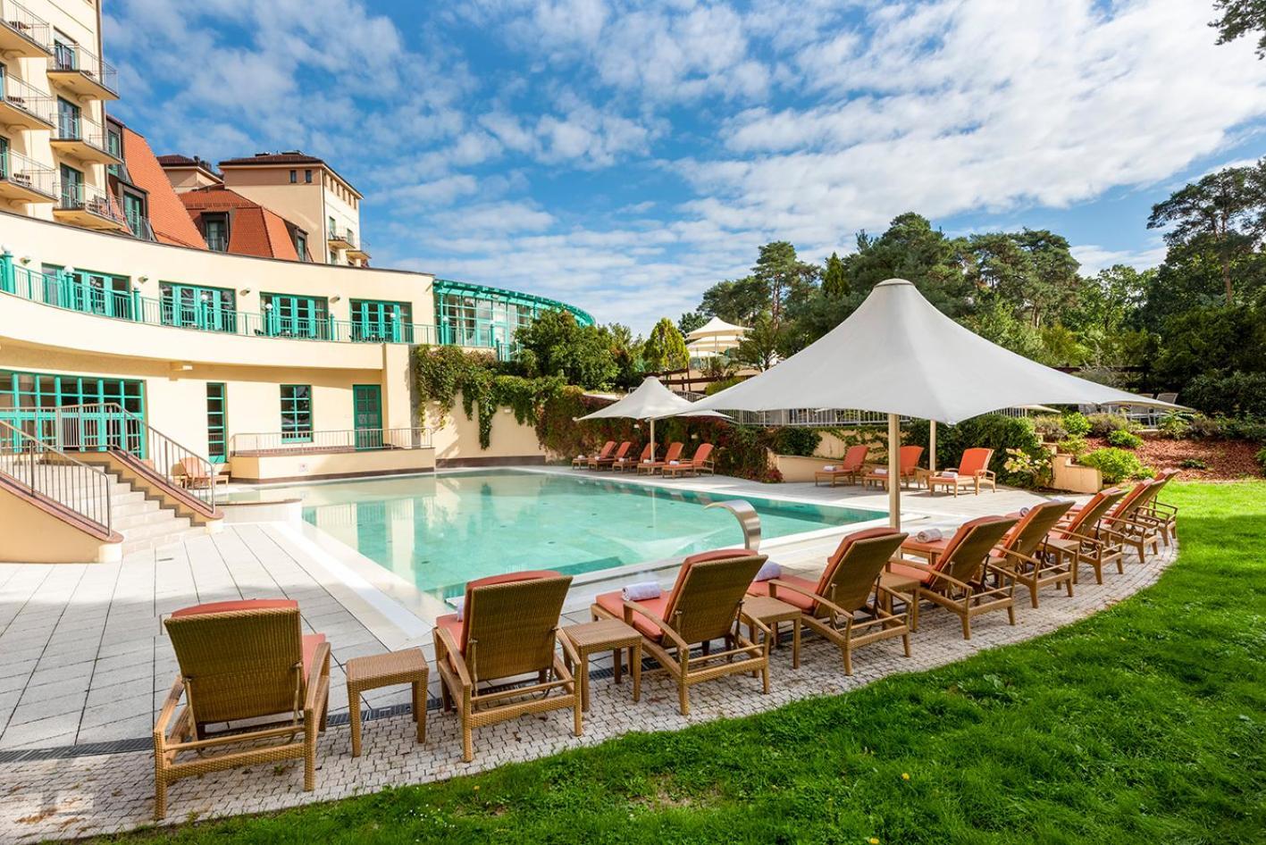 Precise Resort 巴特萨罗皮斯库夫 外观 照片 The outdoor pool at the Hotel de la Plage